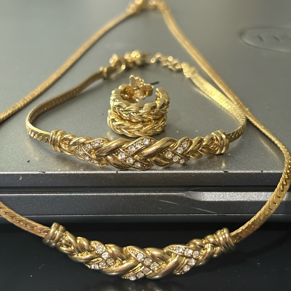 Avon Gold Tone Braided Crystal Necklace and Bracelet Set stamped NR